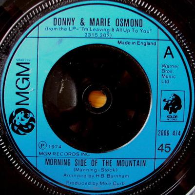 7-дюймовая пластинка DONNY & MARIE OSMOND - Morning Side Of The Mountain 2006474 MGM Records 1974 UK Поп Б/У
