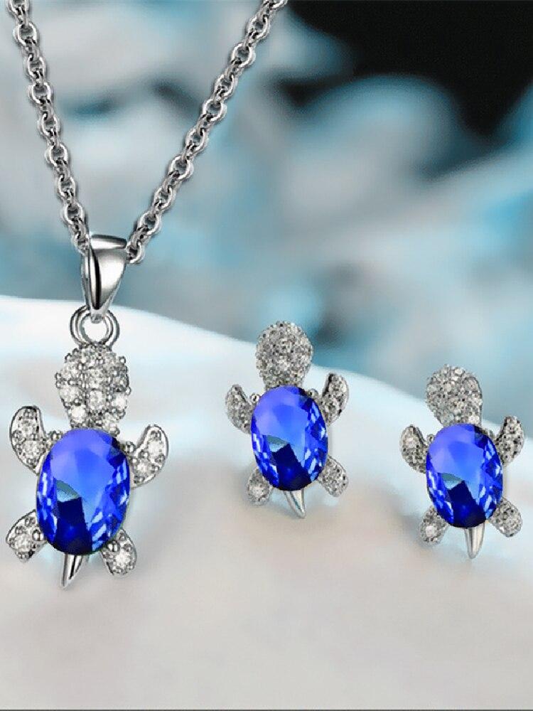 Набор из 3 предметов: посеребренное колье и серьги. Женский стиль легкой роскоши. Форма черепахи с разноцветными стеклянными бриллиантами.