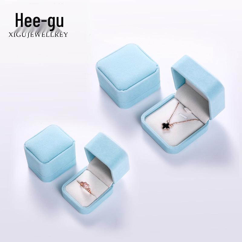 Подарочный набор украшений Higu: Цельная коробка с серебряной полировальной тканью, отделениями для серег, ожерелья и кольца, спиртовыми салфетками, берушами и зеркалом.