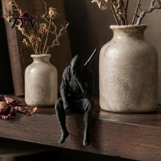 Орнамент Самурай в маске 3D-печатная фигурка сидящего ниндзя, Задумчивый темный sitter для полки, Мини-фигурка для домашнего офиса, книжной полки, стола