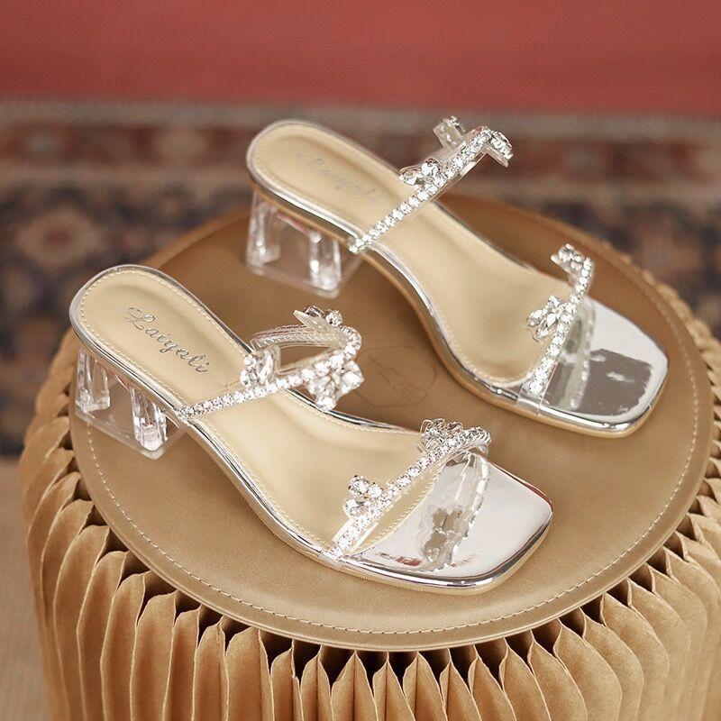 Босоножки для девочки на среднем каблуке 2024 весна и лето новые фея стразы прозрачный кристалл толстый каблук крутые шлепанцы для улицы