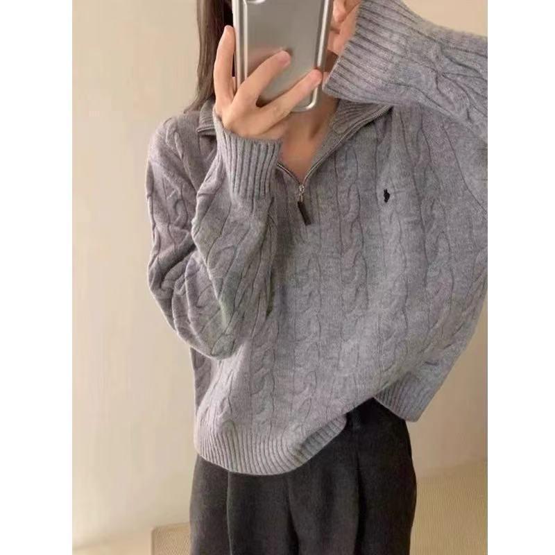 Свитер в корейском стиле с вышивкой пони и полувысоким воротником - Коллекция Осень/Зима 2025