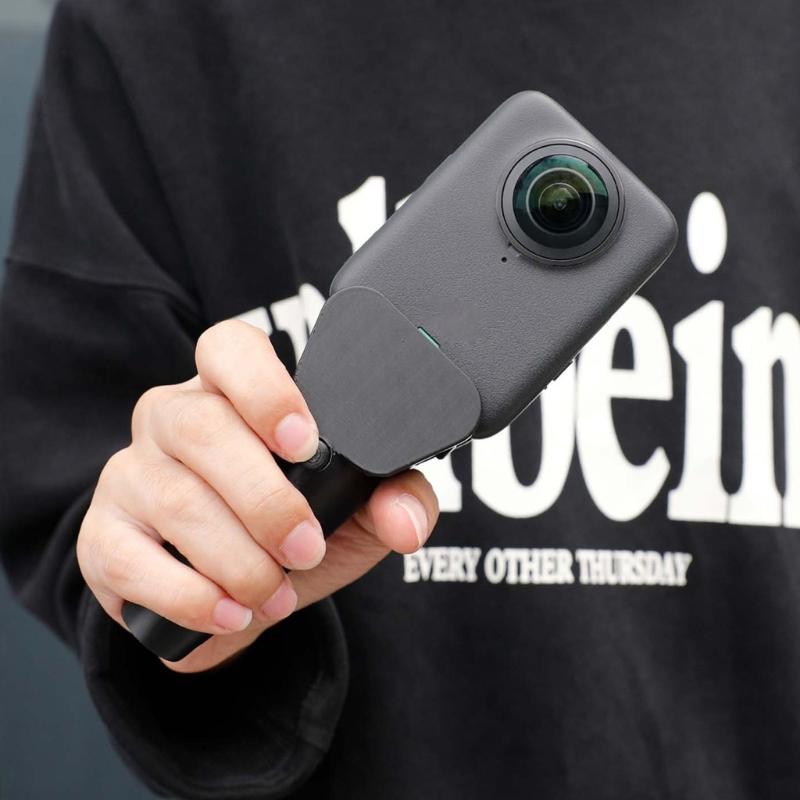 Эргономичный ручной держатель для камеры для 360-градусных панорамных устройств. Безинструментальная защелкивающаяся конструкция. Удобный захват для длительной съемки.