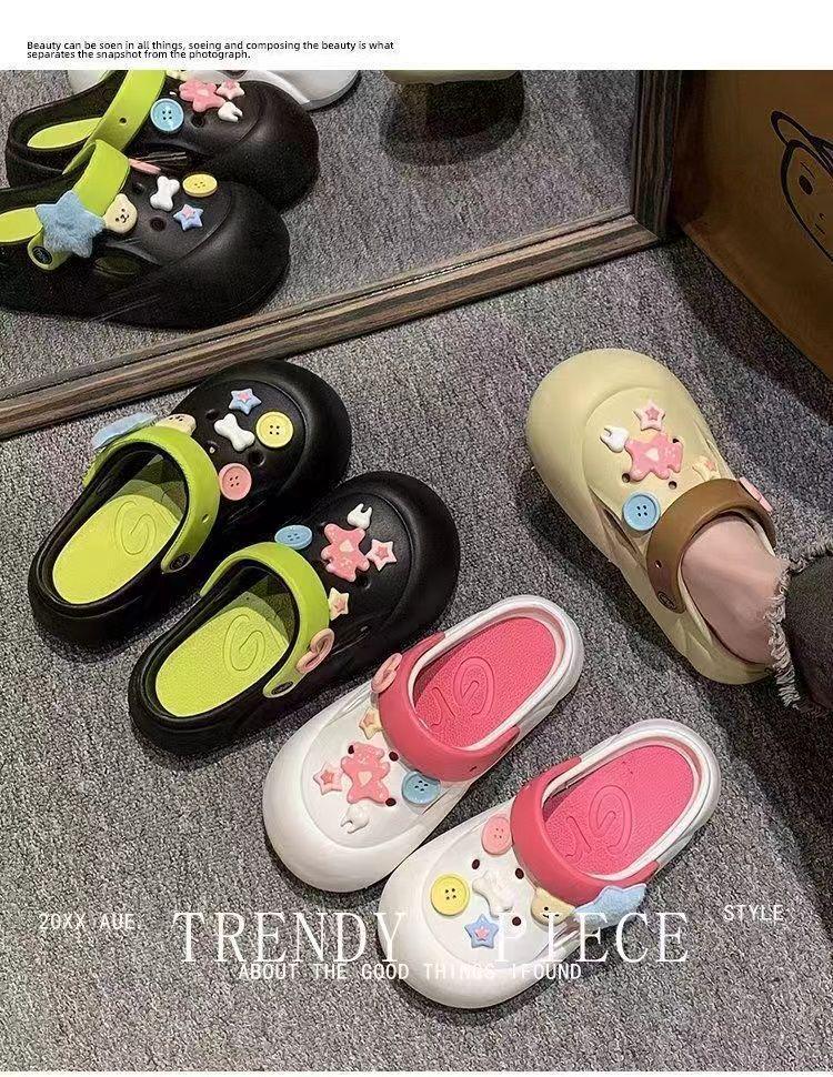 Лето 2023 г. Женские милые тапочки с мультяшным принтом: Сандалии Baotou для улицы и дома