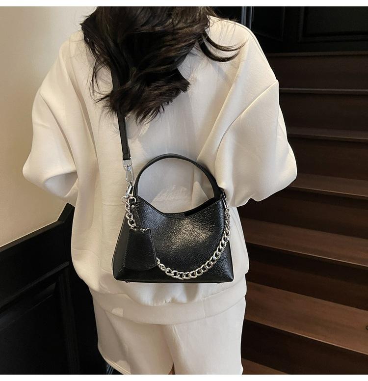 2025 European and American Style New Women's Bag Fashionable Underarm Bag Simple Bag Chain Handbag Casual Large-capacity Tote Bag
