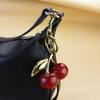 Сверкающая золотая подвеска в виде вишни для сумки, блестящая смоляная подвеска в виде вишни для кошелька, брелок, праздничный рождественский аксессуар
