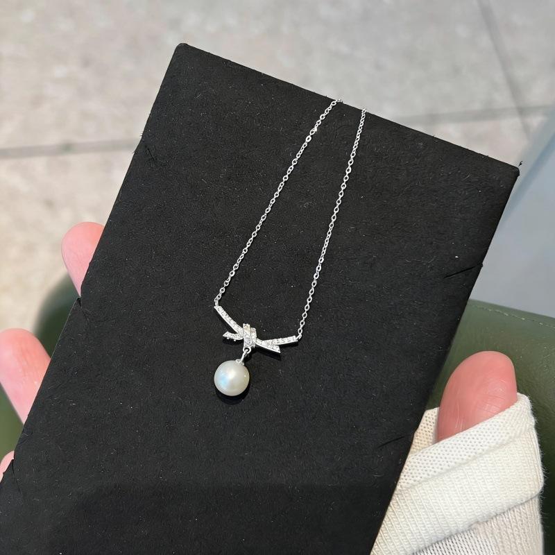 Knot Necklace, Women's French Light Luxury Temperament Accessories, Fashionable and Versatile Commuting Necklace