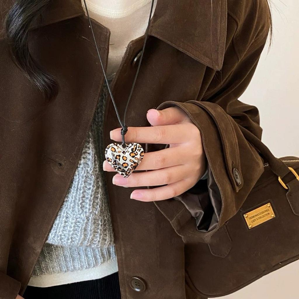 Stylish Long Leopard Pattern Necklace with Love Heart Pendant Jewelry Accessory for Women Men Silver Jewelry Use