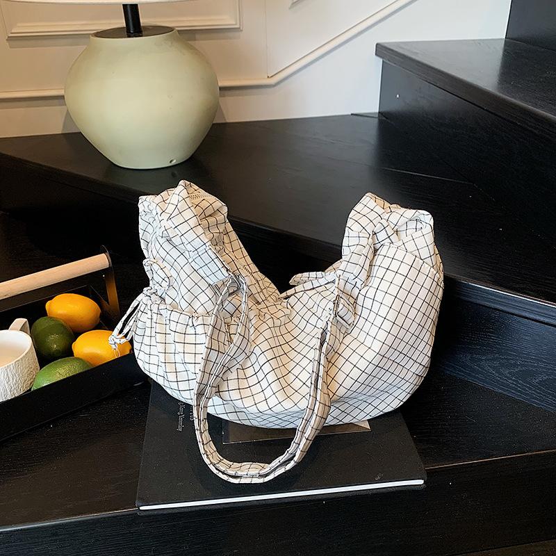 Ленивый ветер большая вместимость легкая тканевая сумка женская новая нишевая сумка-пельмень на одно плечо мессенджер для поездок на работу