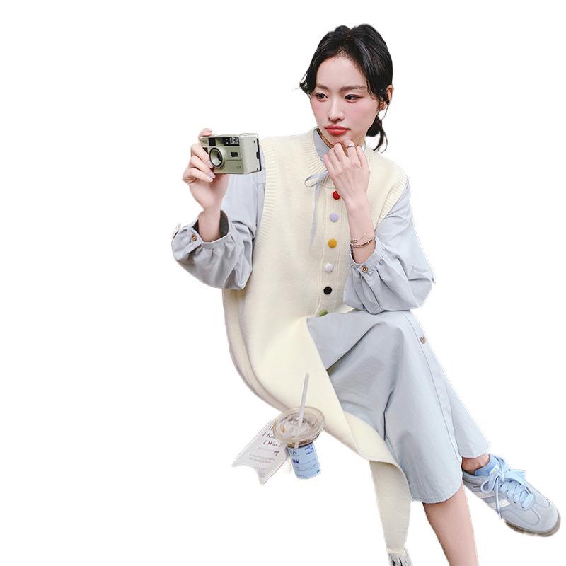 Женский комплект из двух частей весна-лето 2025 года: Платье-рубашка с цветными пуговицами и трикотажный жилет с кисточками