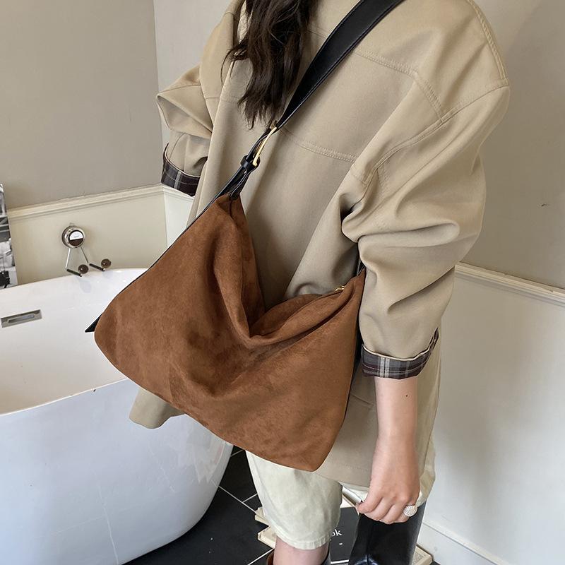 Сумка большой вместимости женская осенне-зимняя универсальная 2025 новая простая нишевая дизайнерская на плечо сумка-мессенджер сумка-тоут для поездок на работу