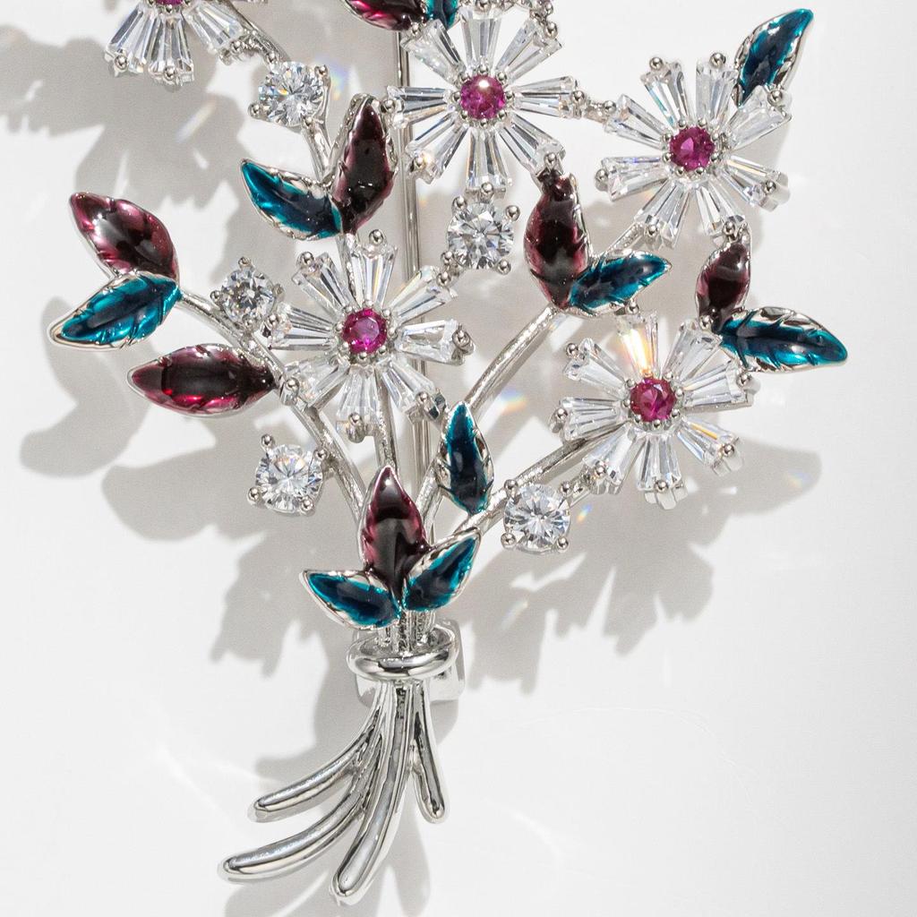 Изысканная серебряная брошь-букет: Элегантный подарок на День святого Валентина