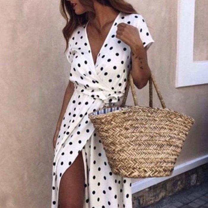 Длинное платье в горошек и разрезом впереди