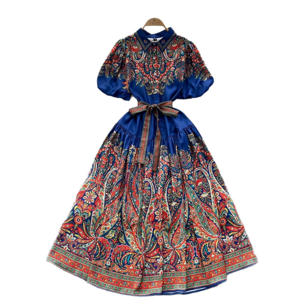 Модное принтованное платье этого лета — это ретро-элегантное платье с зауженной талией и рукавами-фонариками.