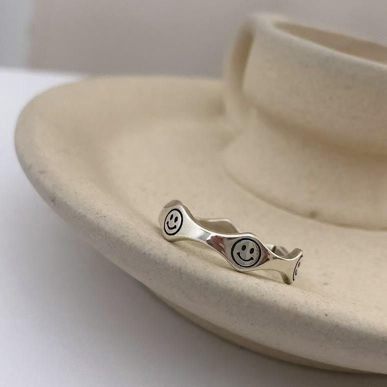 Винтажное серебряное кольцо с улыбающимся лицом, которое можно носить в стопке - Нишевый дизайн, простое модное кольцо-волна-забор для женщин