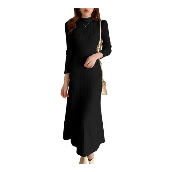 Женское вязаное платье А-силуэта с полувысоким воротником, длинными рукавами и длиной до колена. Зимнее платье-свитер в рубчик. Женский офисный наряд.