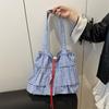 Стильная женская сумка с цветными блоками: Нишевый дизайн, большая вместимость, универсальная повседневная наплечная сумка-тоут.