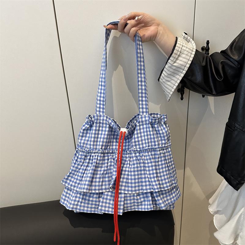 Стильная женская сумка с цветными блоками: Нишевый дизайн, большая вместимость, универсальная повседневная наплечная сумка-тоут.