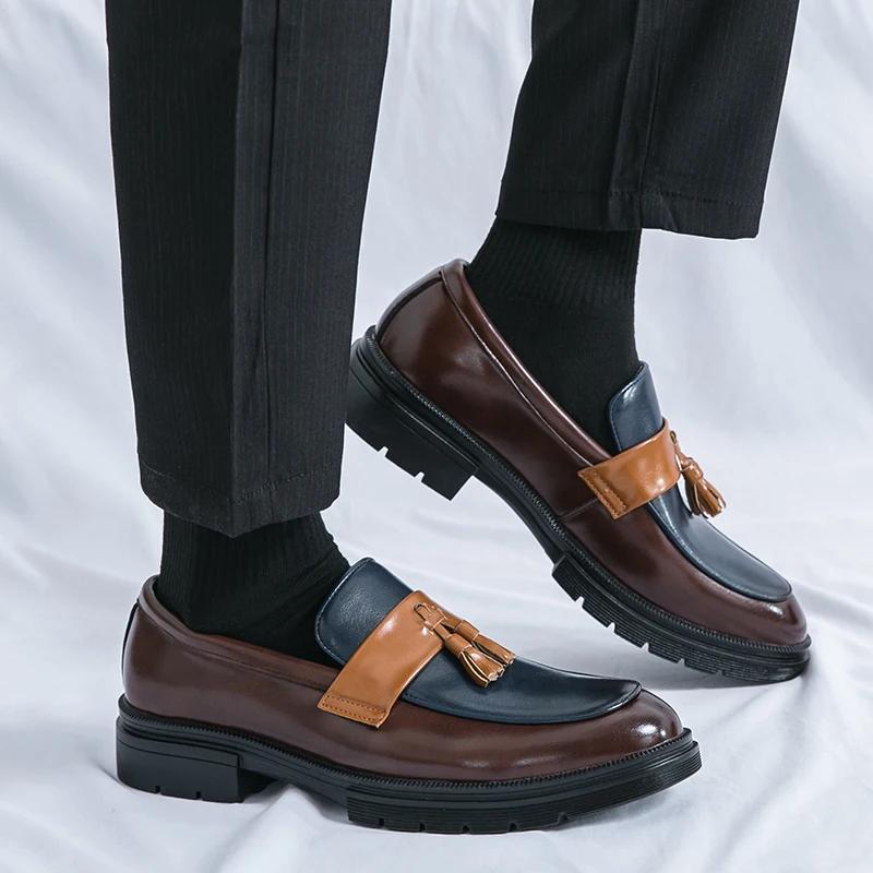 Весенние новые туфли-лоферы с кисточками на платформе для мужчин, черно-белые, повседневные туфли для свадебной вечеринки, деловые туфли, кожаные туфли без застежек