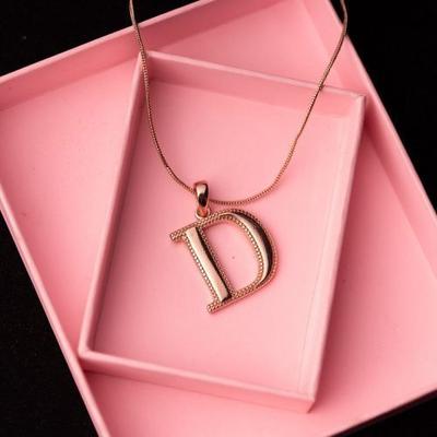 Подвеска Charm D с покрытием из розового золота