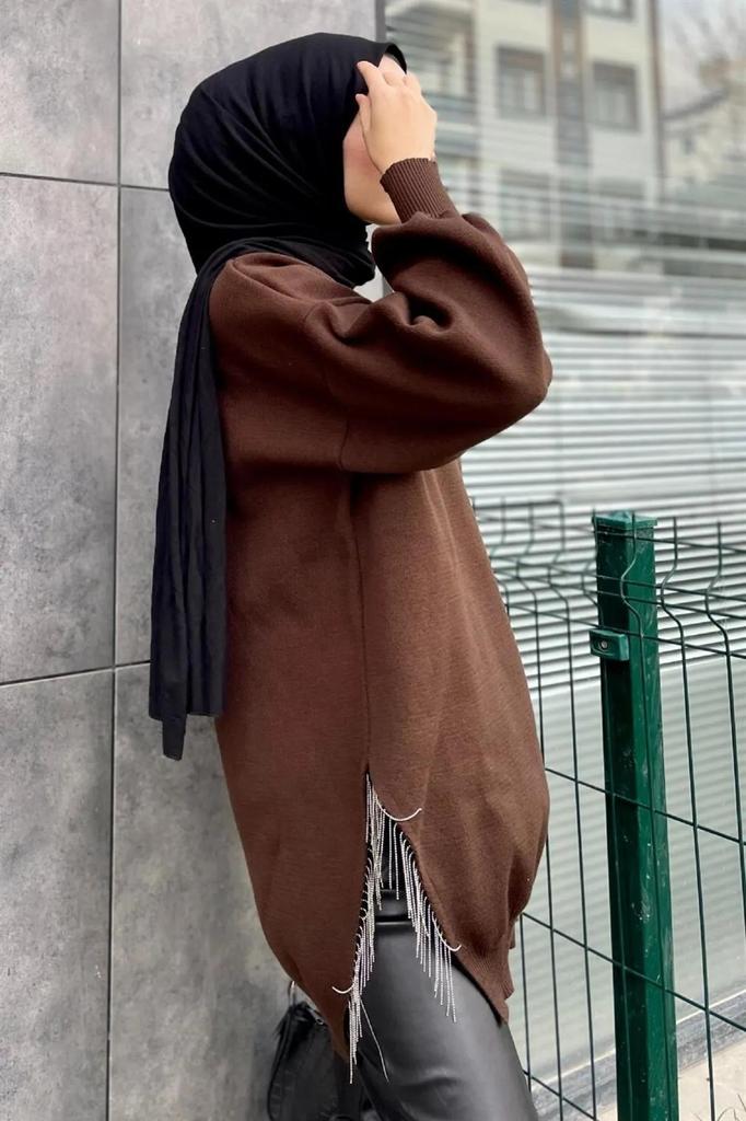 Женский длинный свитер в стиле хиджаб с круглым вырезом и воздушными рукавами и цепочкой с детальным разрезом