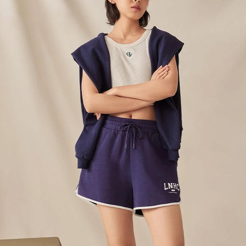 Li Ning Спортивная серия Lifestyle Спортивные шорты с принтом логотипа-буквы Женские шорты Глубокий горохово-синий AKSSC86-2