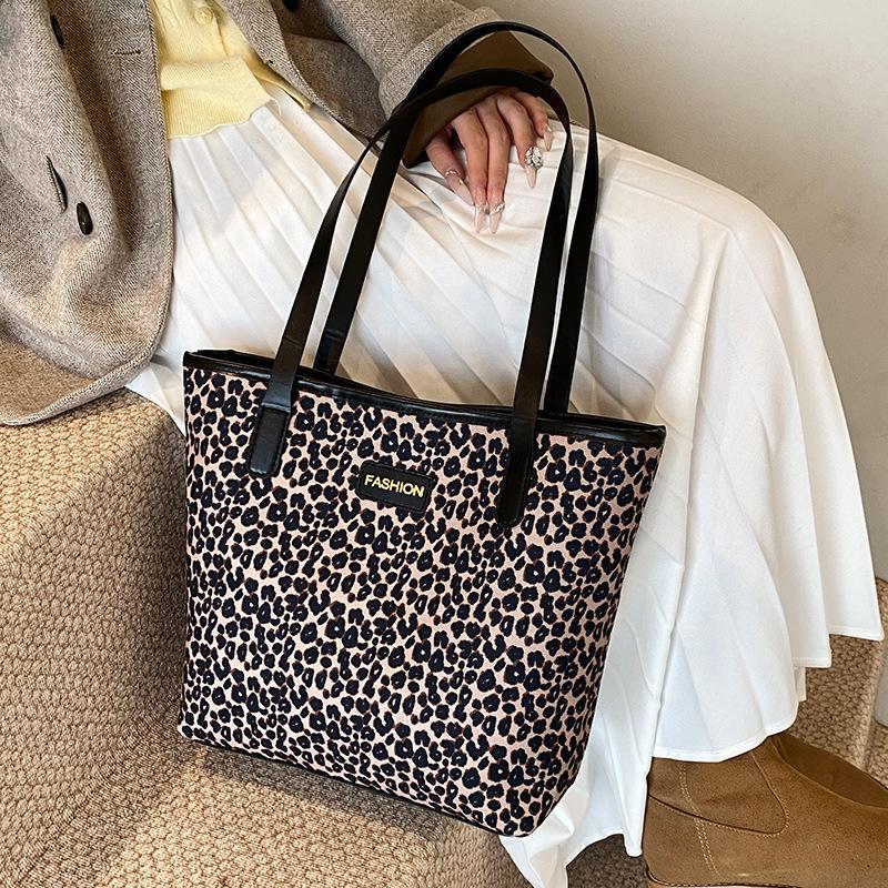 Large Capacity Leopard Print Tote Bag for Women New Autumn and Winter Fashion Shoulder Bag Commuting Retro Hand Armpit Bag
