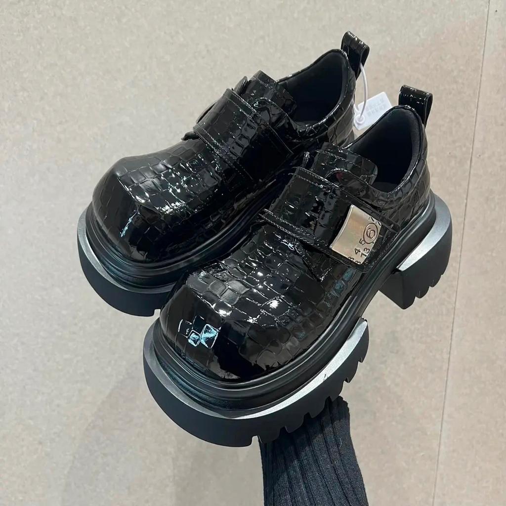 Британские модные крутые туфли с квадратным носком, маленькие кожаные туфли для женщин, новые модели осени 2025 года, лоферы на толстой подошве с металлической пряжкой, увеличивающие рост