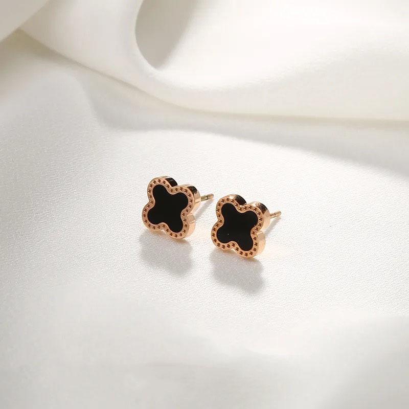 «Изысканные корейские серьги из розового золота с четырехлистным клевером — классическая мода»