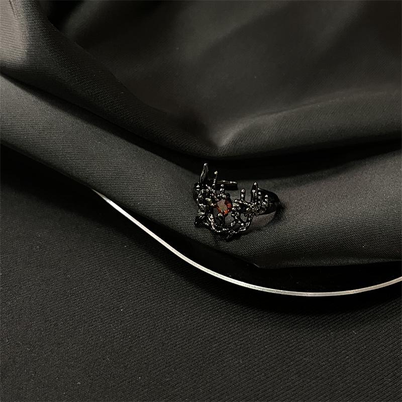 Кольцо с текстурой темной лавы и рубином, женское, нишевый дизайн, высокое чувство стиля, уникальное, трендовое, крутое, открытое, регулируемое, на указательный палец