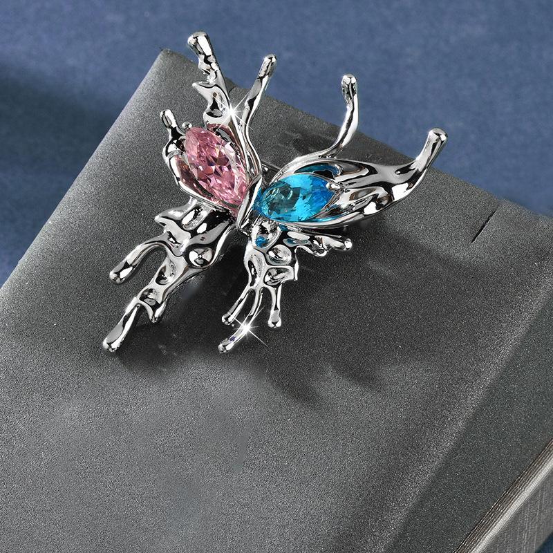 Cold Wind Brooch Women'S Premium Sense Melted Water Drops Crystal Corsage Coat Suit Pin With Accessories Tide