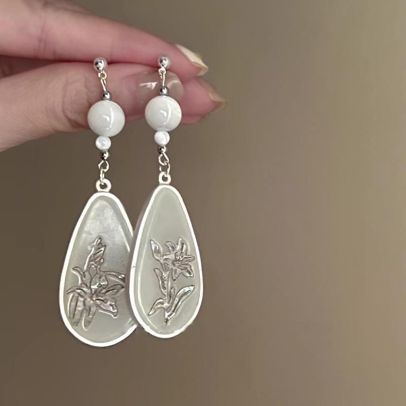 Серьги-кисточки 'Белое сердце' из серебряных нитей: Роскошные, Универсальные и Стильные Серьги-пусеты для Женщин.