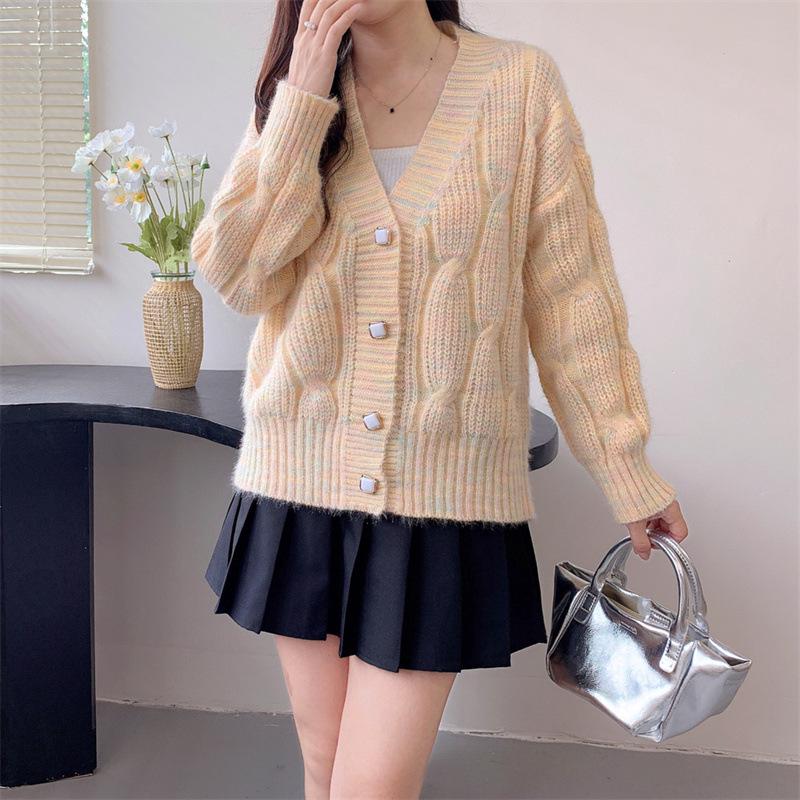 Женский кардиган крупной вязки с V-образным вырезом на осень 2024 года