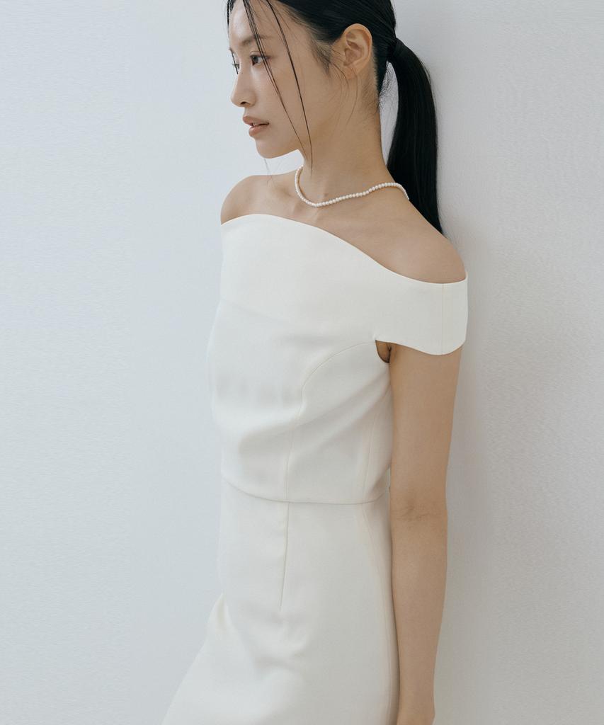 Lucirju Curved Off-Shoulder Dress (Ivory)