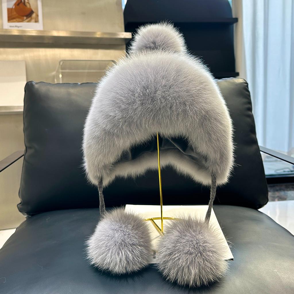 Теплая и мягкая вязаная шапка с натуральным лисьим мехом, защитой для ушей и шариком с помпоном.