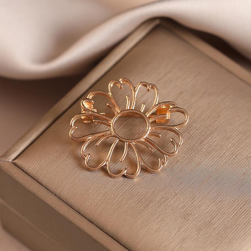 Alloy Flower Anti-glare Brooch, A High-end, Niche Women's Light Luxury Brooch
