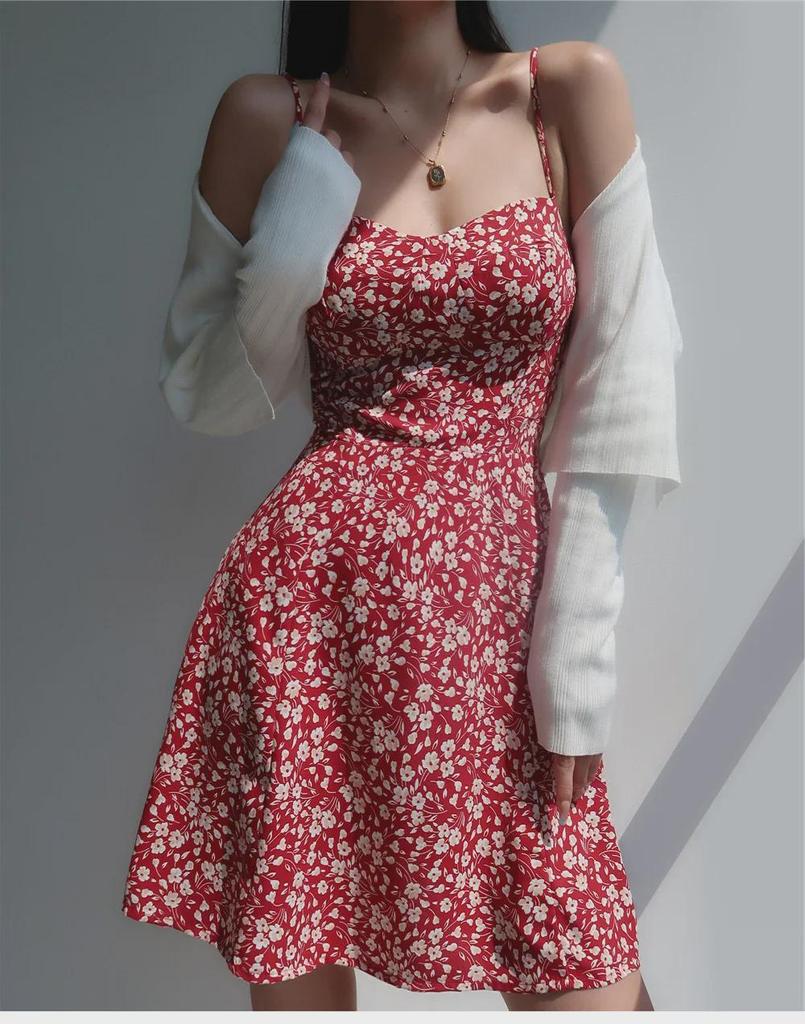 Платье на бретельках с красным цветочным узором и V-образным вырезом в стиле французского ретро