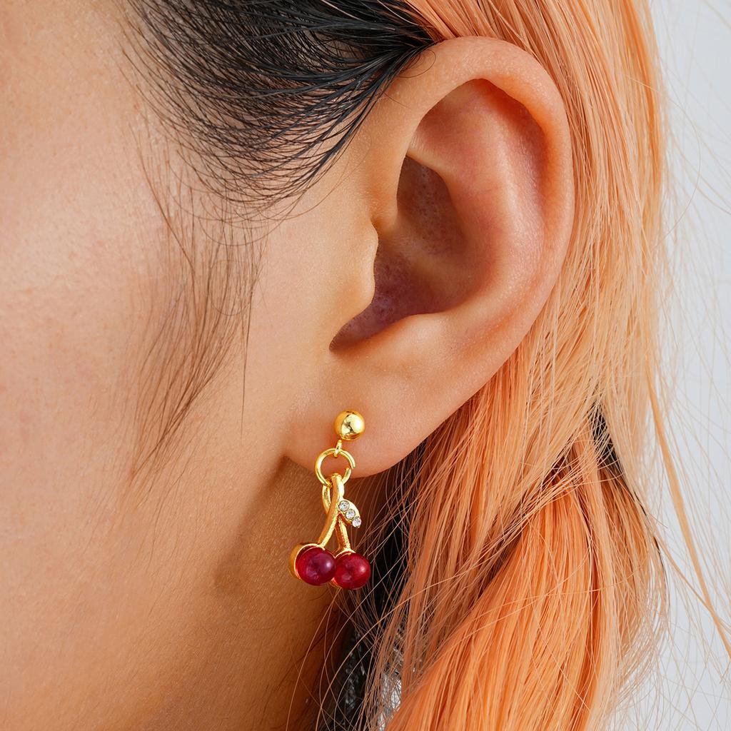 Нишевый дизайн серьги-подвески в виде красной вишни, инкрустированные бриллиантами, модные и универсальные, праздничные серьги-пусеты, серьги, придающие белизну