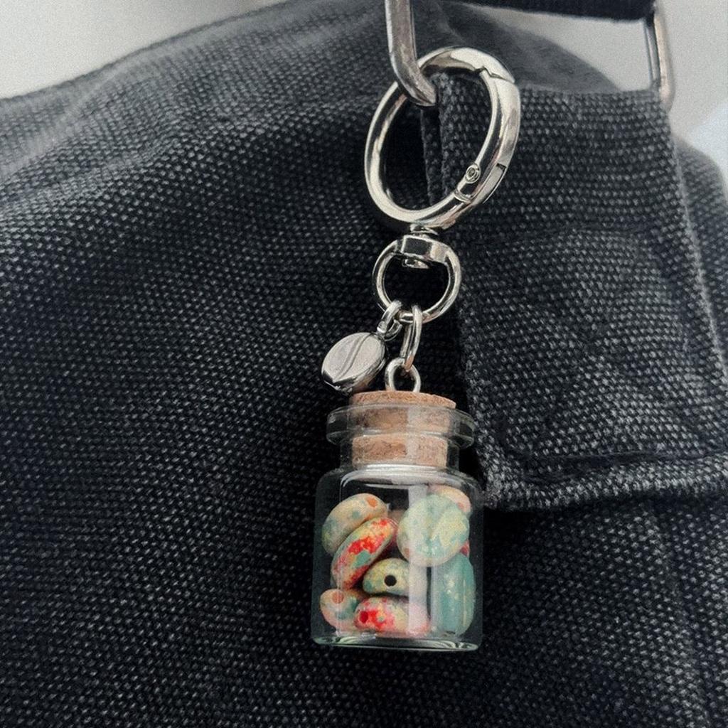 Миниатюрный кулон-бутылочка с кофейными зернами для удачи и личного стиля, изготовленный из высококачественного акрила и сплава