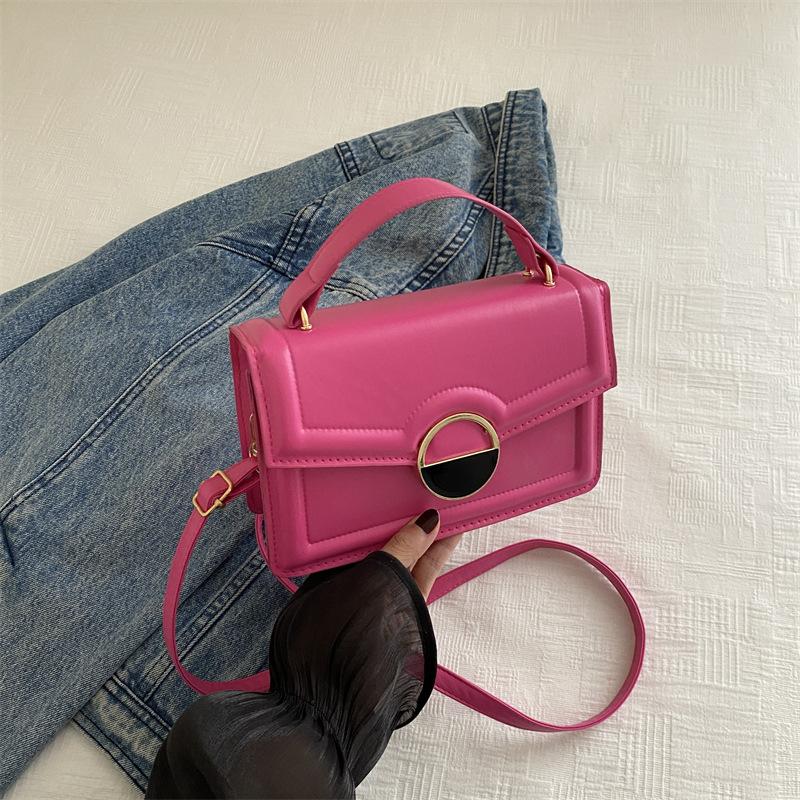 Новая корейская версия модной маленькой квадратной сумки 2024 года, модная летняя повседневная сумка через плечо для женщин, простая повседневная женская сумка