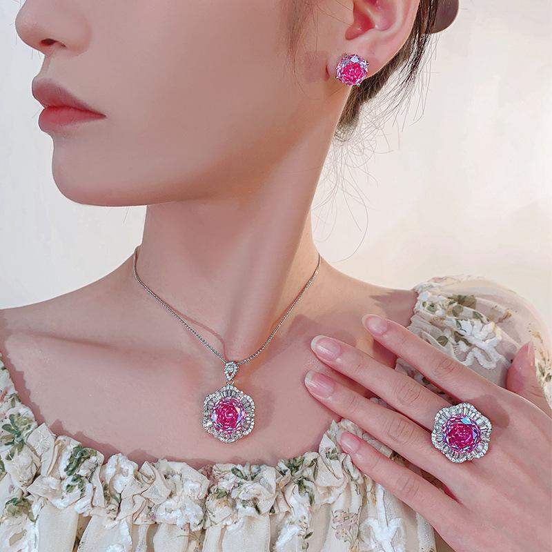 Ювелирные изделия Медное основание Позолоченное Миллениальный крой Цвет драгонфрута Темперамент Легкая роскошь Костюм Женский 16-12М