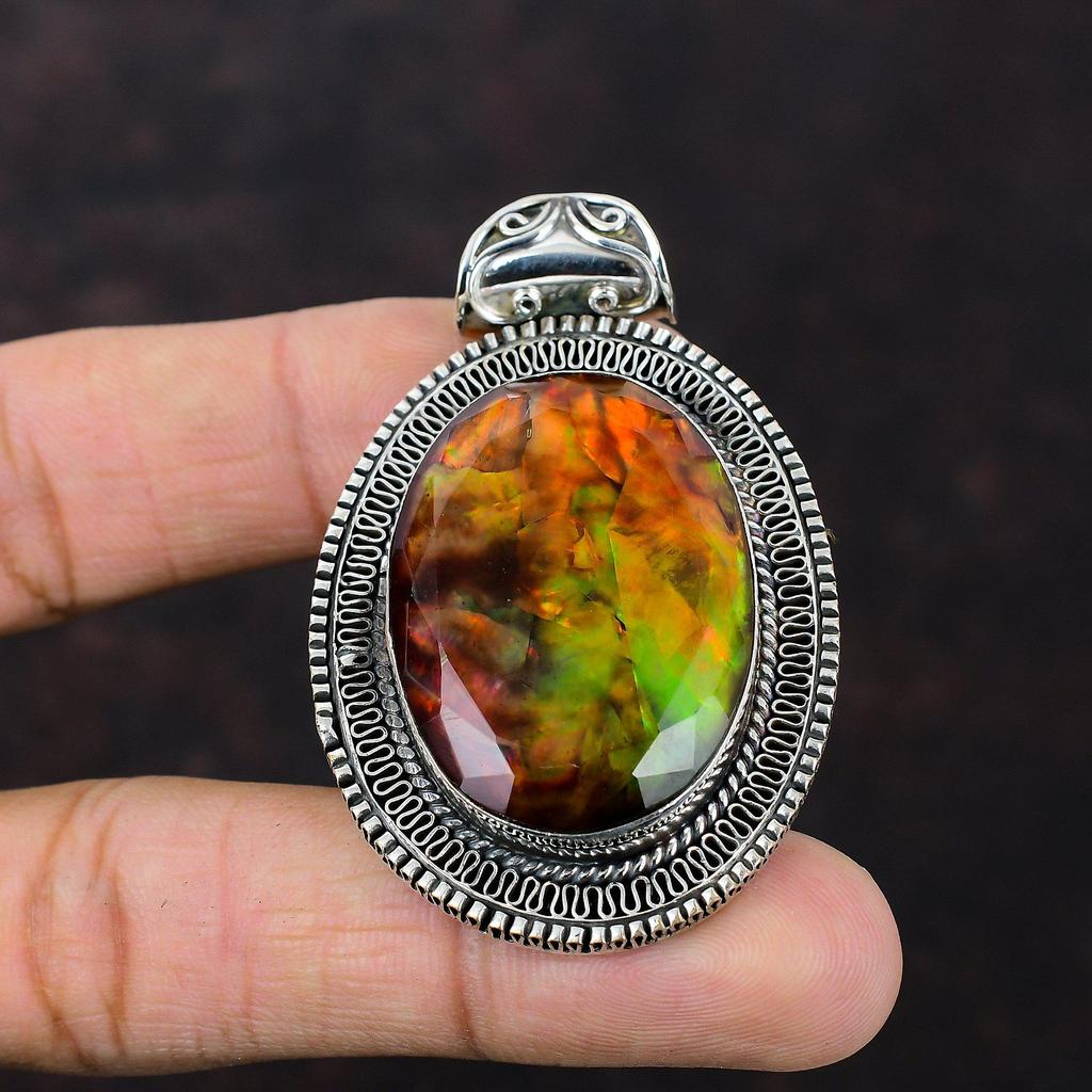 Ограненный кулон с аммолитом. Кулон из натурального драгоценного камня. Антикварные ювелирные изделия. Кулон из стерлингового серебра 925 пробы. Кулон ручной работы. Подарок для него. Ювелирные изделия с аммолитом.