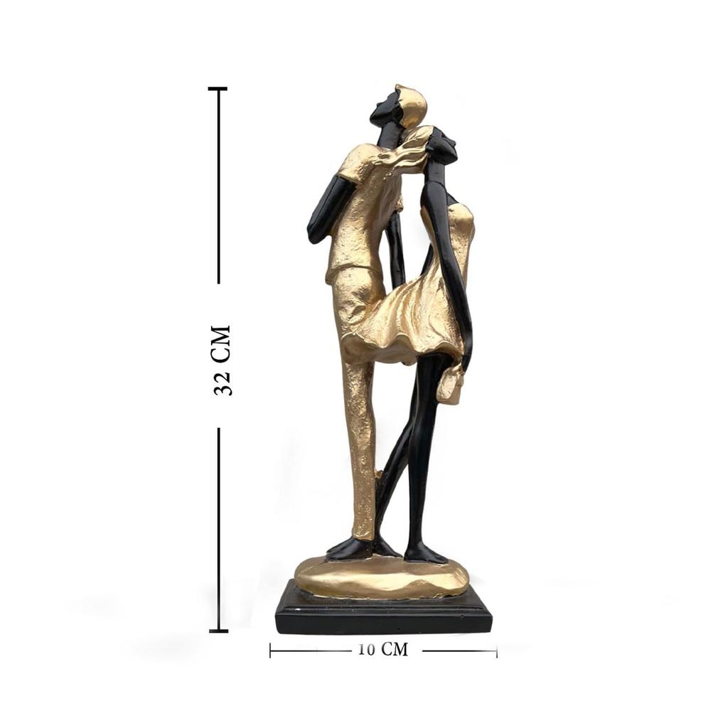 Стильная золотисто-черная статуэтка романтической пары из смолы для домашнего декора (Упаковка из 1 шт., черный и золотистый)