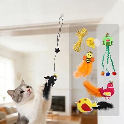 Качающаяся интерактивная игрушка для кошек на эластичном шнуре, дразнилка для кошек, самоиграющая игрушка для кошек с перьями и колокольчиком для домашних кошек, для одиночной игры и охотничьего инстинкта