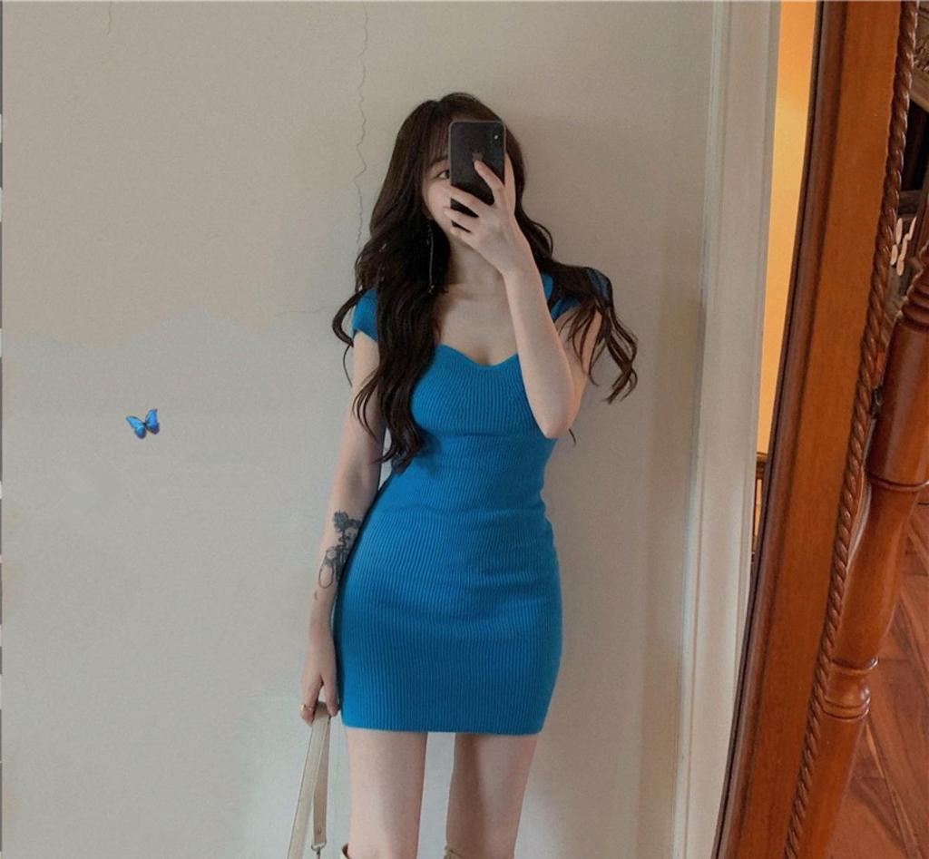 Трикотажное мини-платье с французской тонкой талией - сексуальная летняя юбка, открывающая ключицы