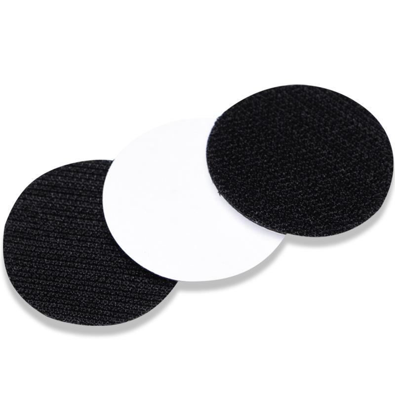 Двусторонние крючки и петли без следов для прочной, нескользящей фиксации подушек дивана и простыней.