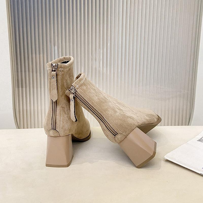 Модные замшевые одинарные ботинки с острым носком 2025 Новые темпераментные ботильоны на модном блочном каблуке Женские