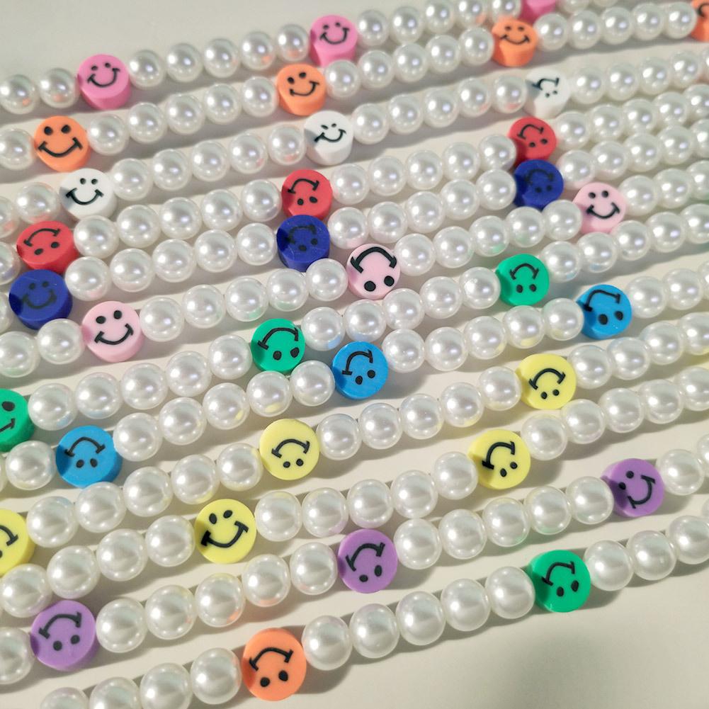 Популярная личность Простое улыбающееся лицо Жемчужное ожерелье Модная девушка улыбающееся лицо Ожерелье