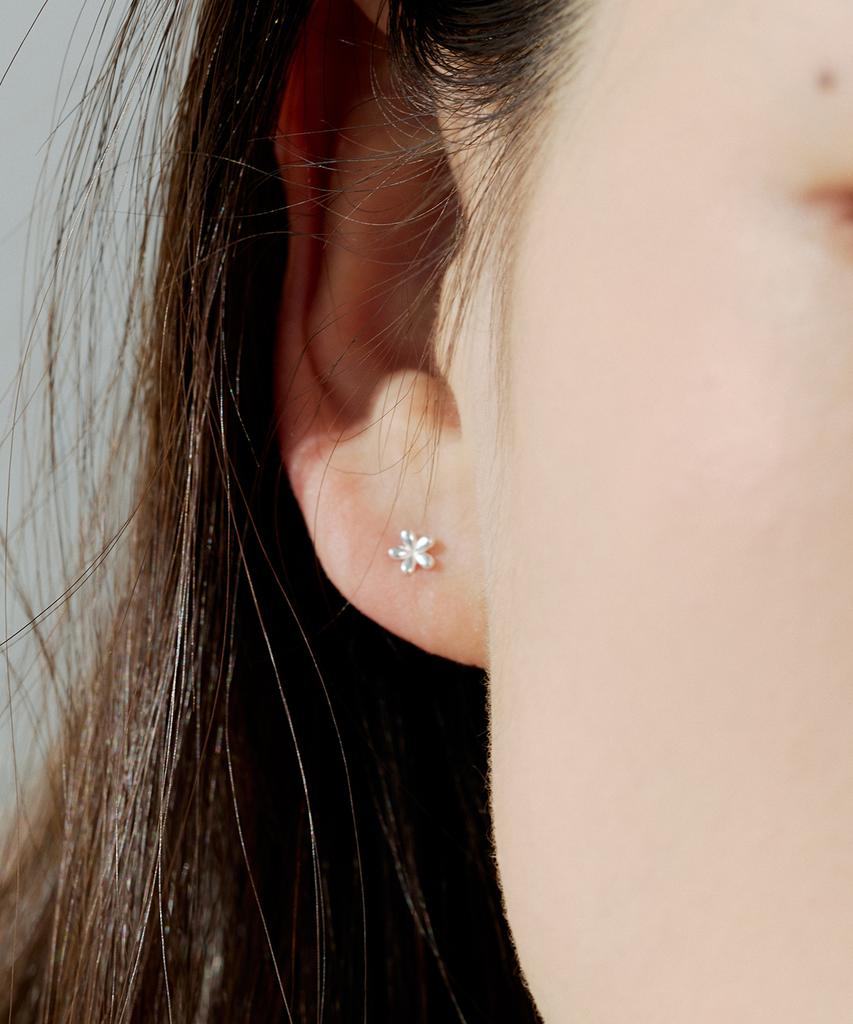 Серьги Silvertag Sie-26Ss3 из стерлингового серебра 925 пробы с блестящим цветком