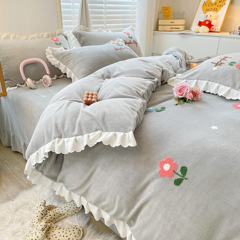 Зимнее утолщенное молочное бархатное полотенце с вышивкой, постельное белье из четырех предметов, антистатическое двустороннее бархатное коралловое бархатное теплое простынь, пододеяльник